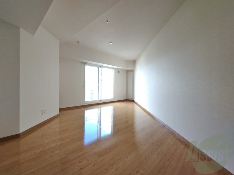 居室・リビング　リビングです。窓が大きくて明るいですね！