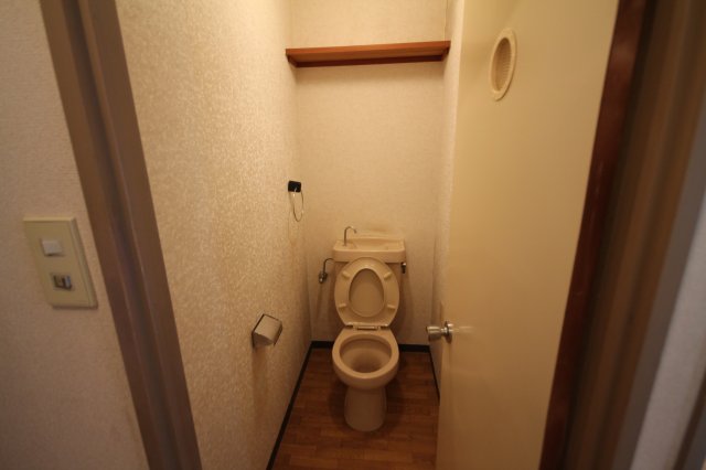 トイレ　同じ建物の別のお部屋の写真です。