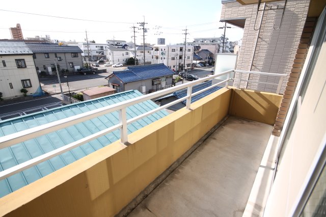 バルコニー　同じ建物の別のお部屋の写真です。