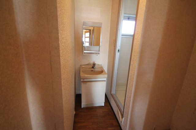 洗面設備　同じ建物の別のお部屋の写真です。