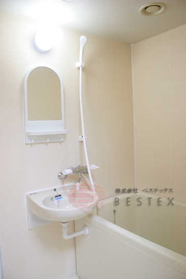 バス・シャワールーム　※同建物内・別タイプの参考写真です。