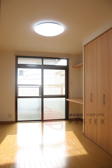 居室・リビング　※同建物内・別タイプの参考写真です。