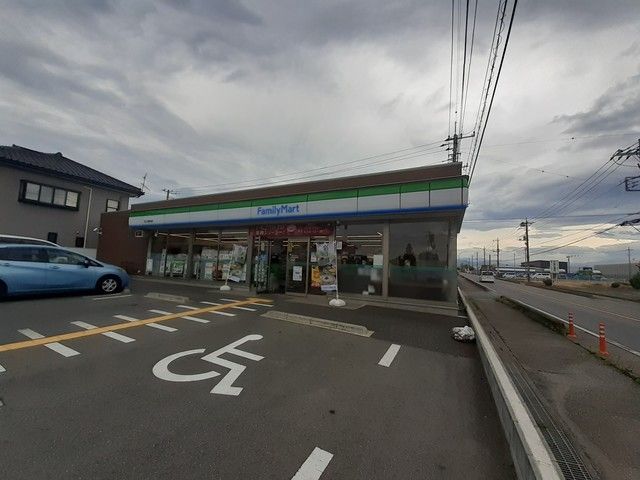 コンビニ　ファミリーマート（コンビニ）まで308m