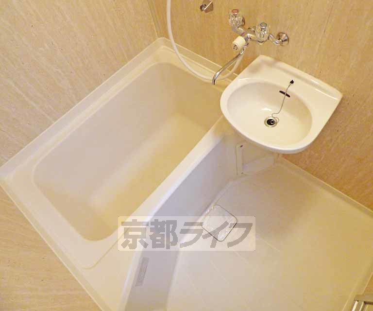 バス・シャワールーム　広々とした浴室です。