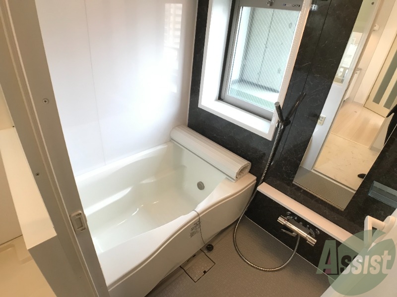 バス・シャワールーム　落ち着いたデザインの浴室。ゆったりできそうです。