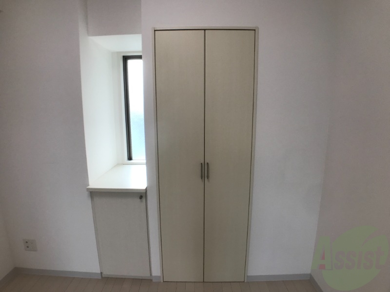 収納　洋室のクローゼットは一人暮らしにはちょうど良いサイズですね。