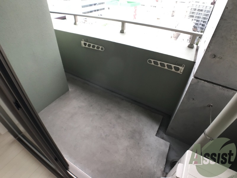 バルコニー　バルコニーは洗濯物を干すのに十分な広さがありますね。