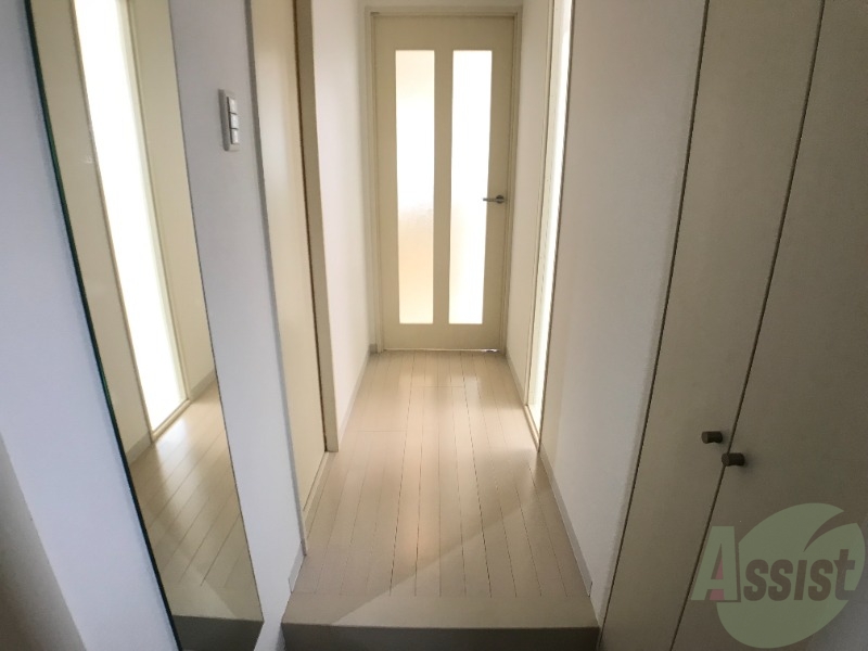 玄関　玄関からの様子です。すぐ部屋が見えないのは安心ですね。