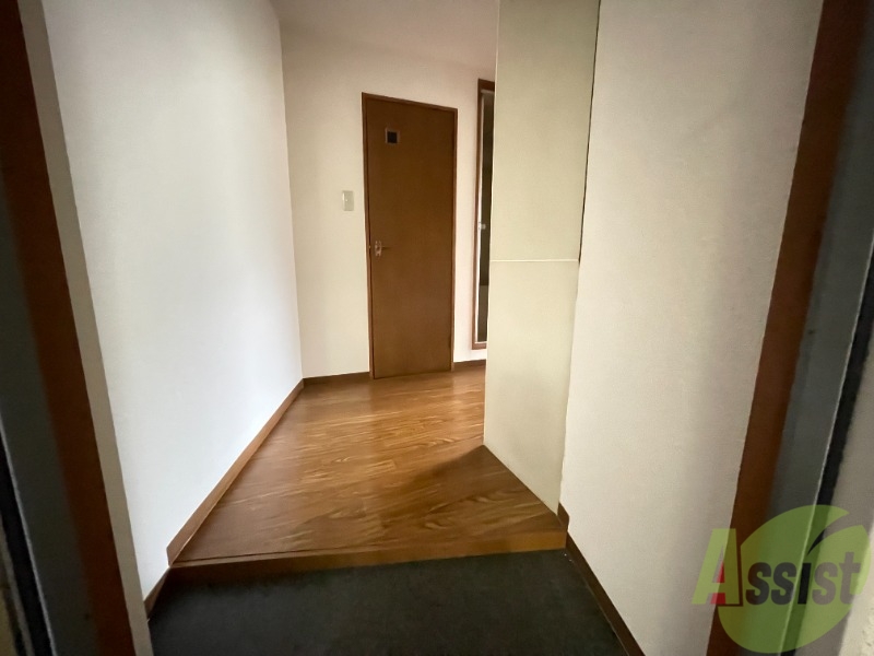 玄関　玄関から撮影しました。キッチンの先に洋室が見えます。