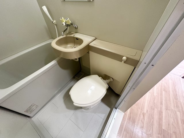 トイレ　浴室内にトイレがあります！