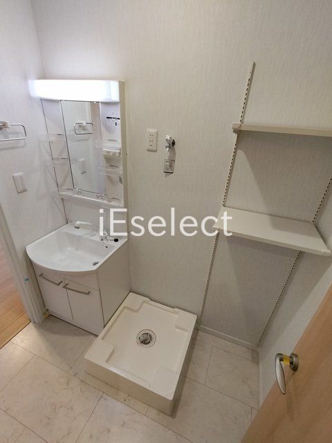 洗面設備　収納棚付きの洗面所