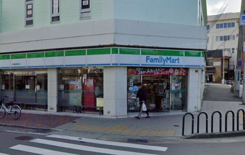 コンビニ　ファミリーマート ＪＲ鷹取駅前店（コンビニ）まで390m