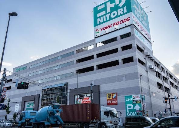 スーパー　ヨークフーズ梅島店（スーパー）まで690m