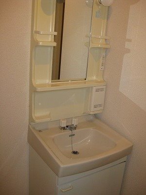洗面設備　※同物件別部屋の写真です。