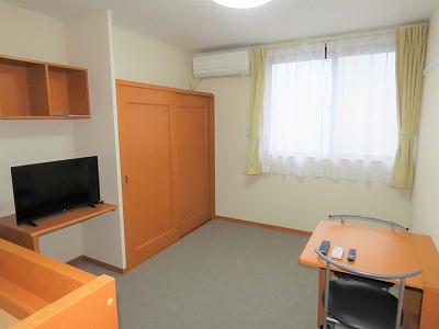 居室・リビング　カーテンやテーブル、テレビも備え付けです