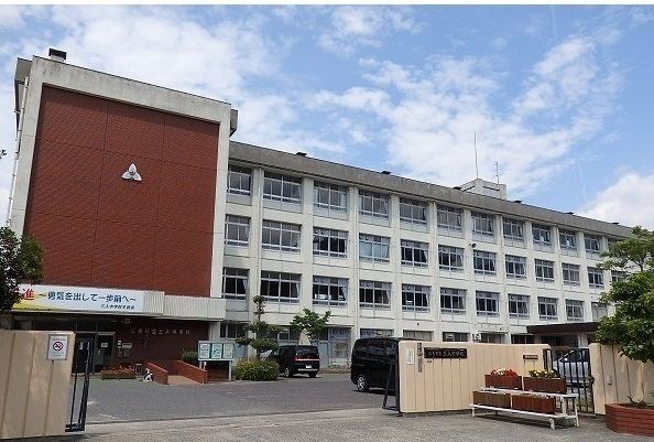 中学校　三入中学校（中学校）まで2300m