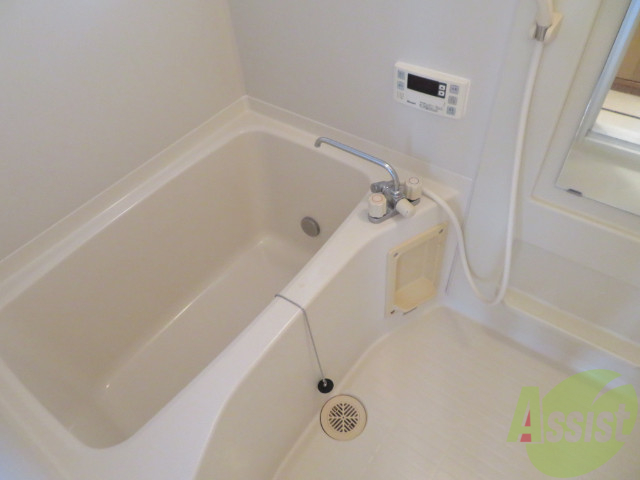バス・シャワールーム　こちらはお風呂。一日の疲れをここで癒してください。