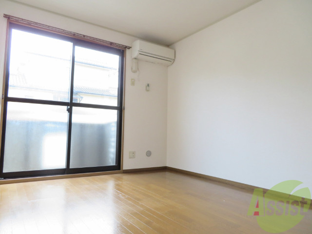 居室・リビング　リビングはこんな感じです。窓が大きくてよく陽が入ってきます。