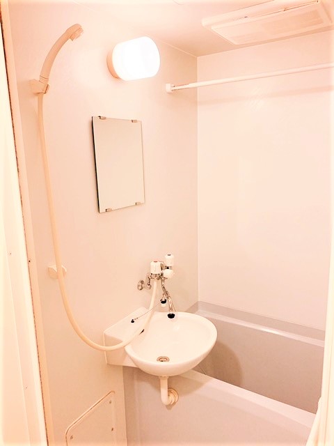 バス・シャワールーム　同タイプ物件の為、形状や間取寸法、色調等が実際とは異なります