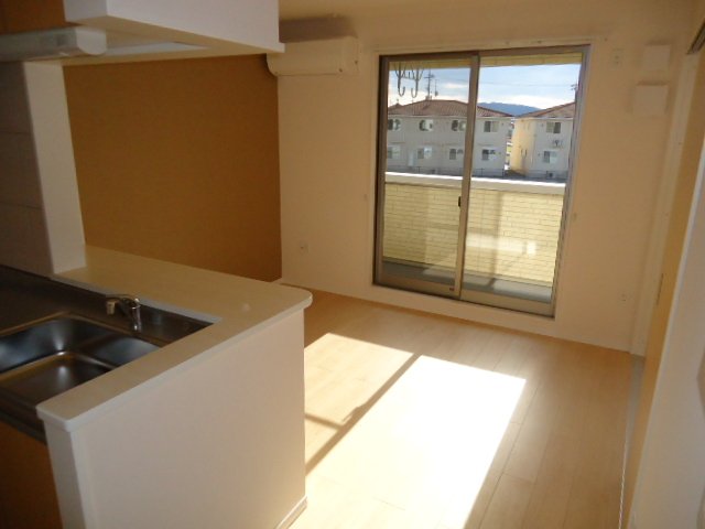 居室・リビング　キッチンからリビング