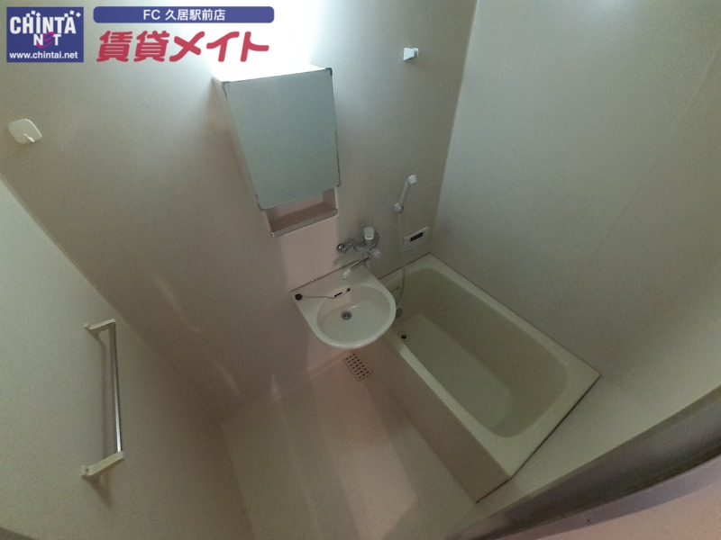 バス・シャワールーム　同物件別部屋のお写真です。