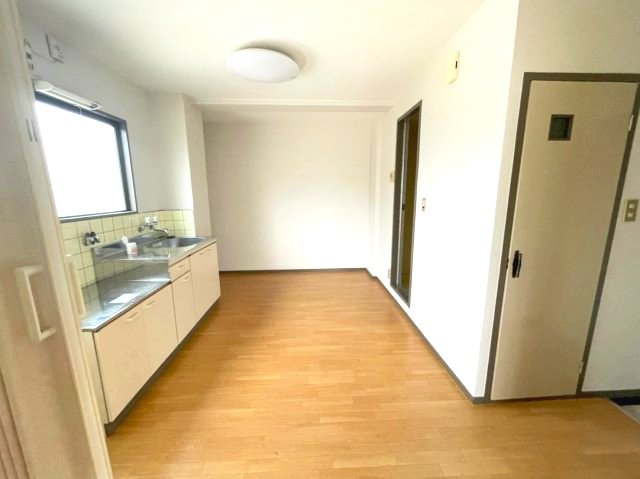 居室・リビング　イメージとして同建物他部屋を表示しています