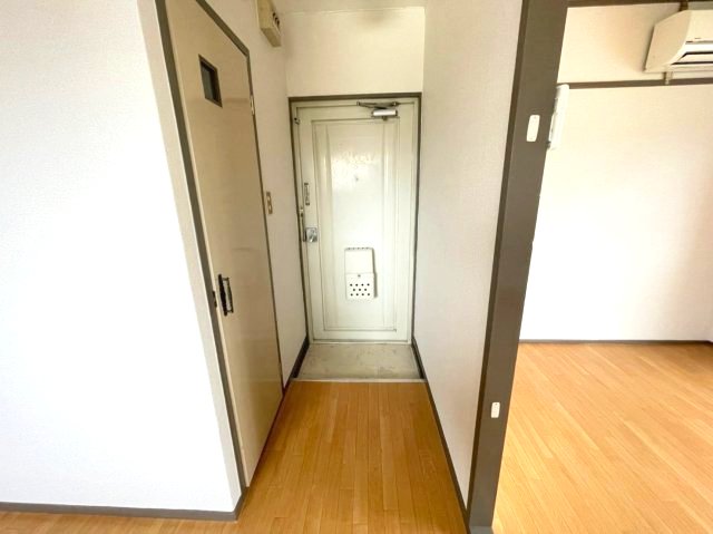 玄関　イメージとして同建物他部屋を表示しています