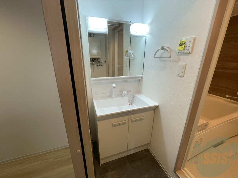 洗面設備　大きくて使いやすそうな独立洗面台になっています。