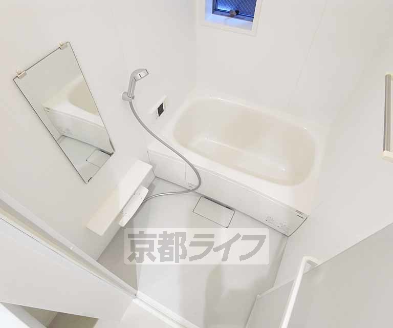 バス・シャワールーム　追い焚き機能付きのお風呂でくつろげます・