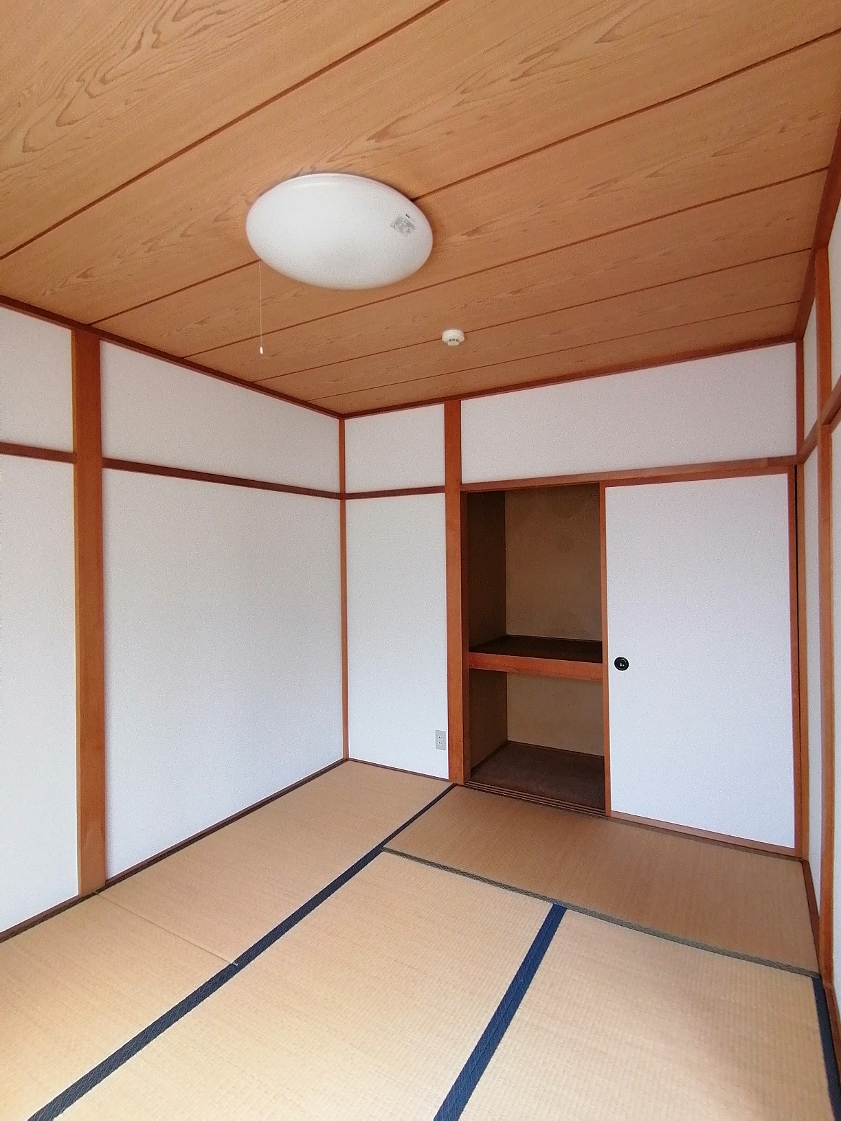 居室・リビング　リビング隣で使い勝手の良い和室。