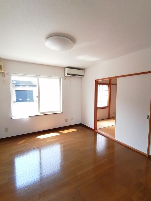 居室・リビング　10.75帖リビング。エアコン付きです。