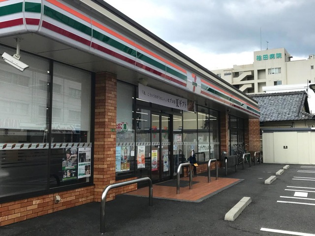 コンビニ　セブンイレブン広島五日市中央1丁目店（コンビニ）まで302m