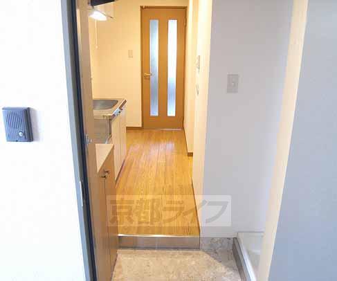 玄関　横に洗濯機置き場あります