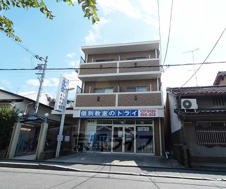 建物外観　１階の事務所は子供さんが多く安心ですよ。