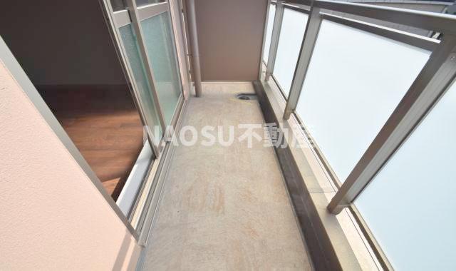 バルコニー　日当たり良好で洗濯物がいっぱい干せますね。