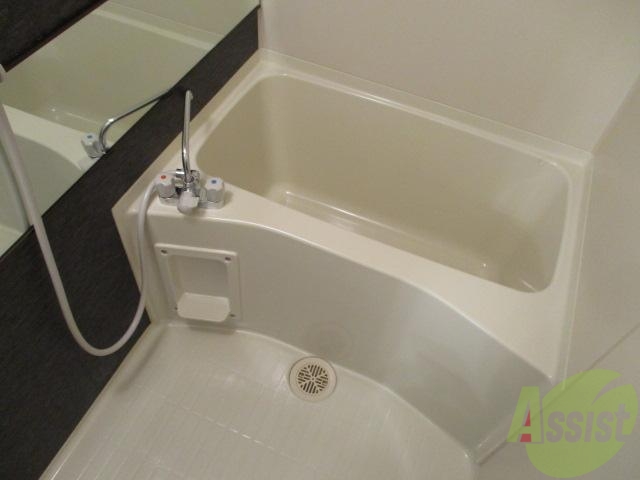 バス・シャワールーム　綺麗なユニットタイプのお風呂が入ってます。