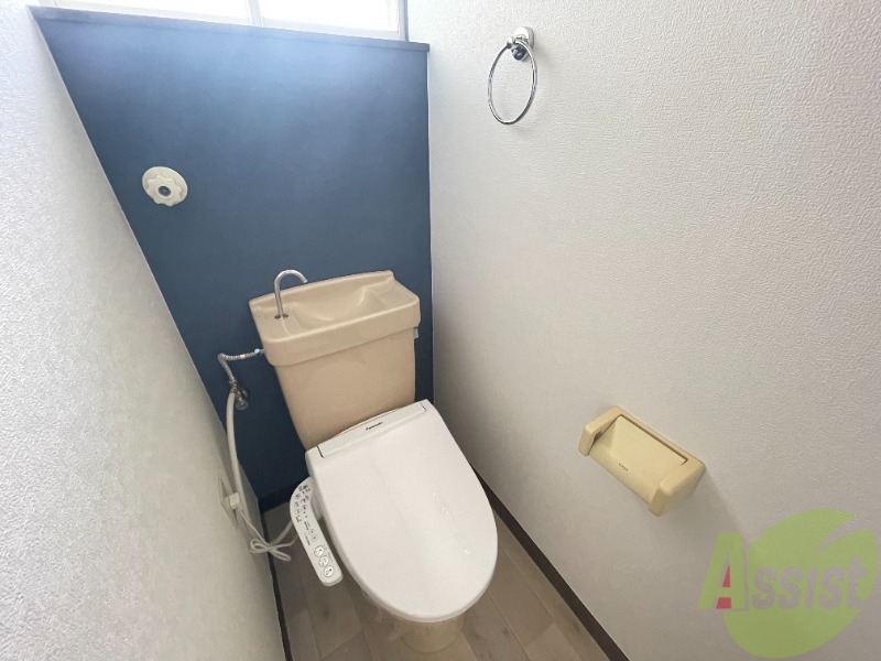 トイレ　温水洗浄便座なので快適に使用できそうですね。