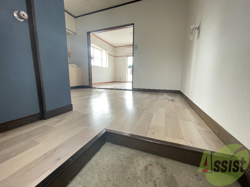 玄関　玄関から撮影しました。明るい印象ですね。