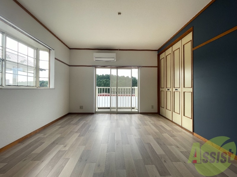 居室・リビング　８帖の洋室です。生活のメインとなる部屋ですね。