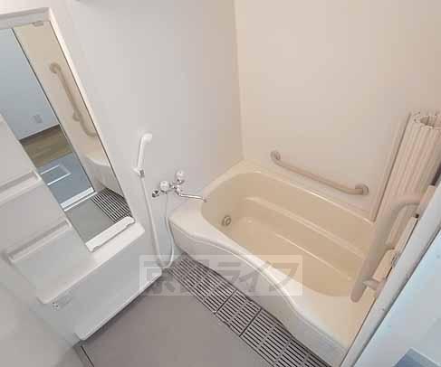 バス・シャワールーム　追炊き機能付きの広い浴室。