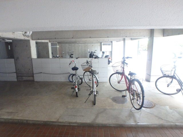 その他共有部分　屋根付きで雨の日も自転車ぬれません。