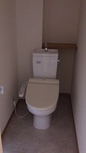 トイレ　落ち着いた色調のトイレです
