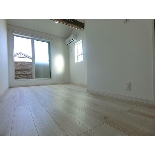 居室・リビング　天井が高く開放感があります！