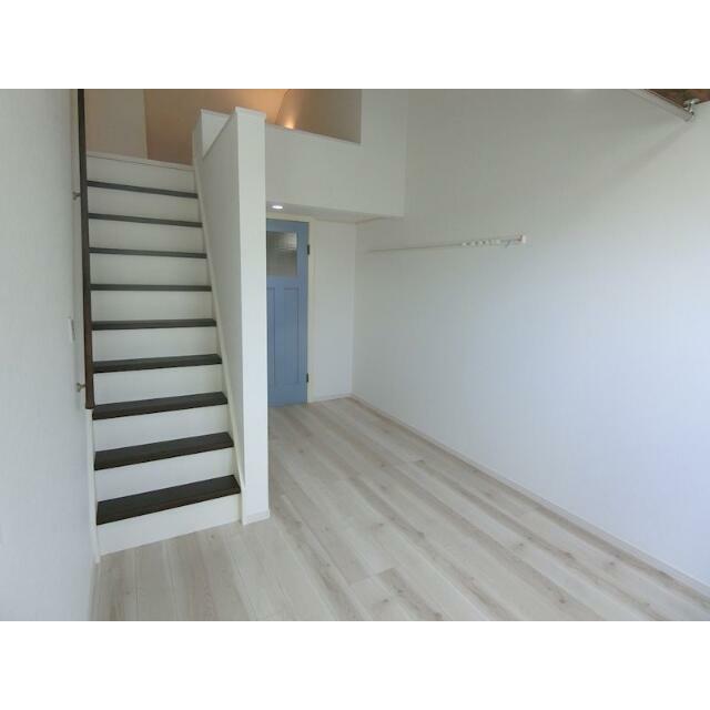 その他部屋・スペース　白が基調の明るい室内に、梁（はり）やドアがアクセントでお洒落