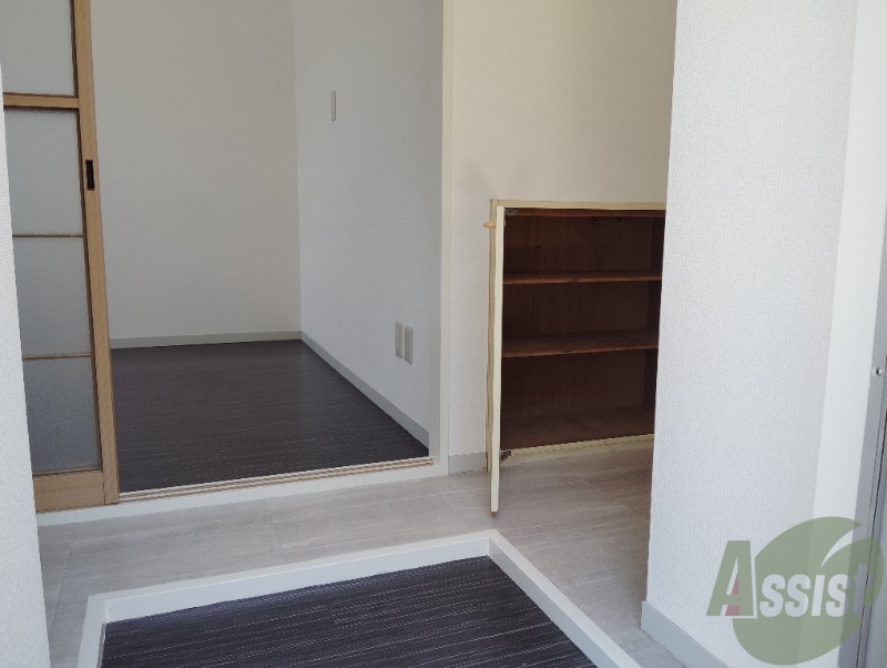 玄関　玄関からリビングは扉で仕切られております。