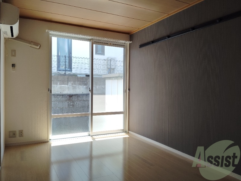 居室・リビング　洋実のお部屋はフローリングも綺麗で暮らしやすい。