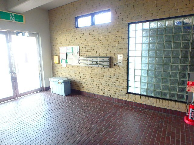 エントランス　直接お部屋に投函されない集合ポストです♪