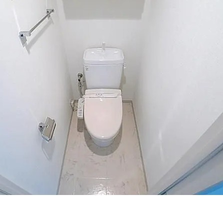 トイレ　落ち着いた色調のトイレです