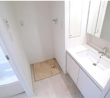 洗面設備　ゆったりとスペースのある洗面所