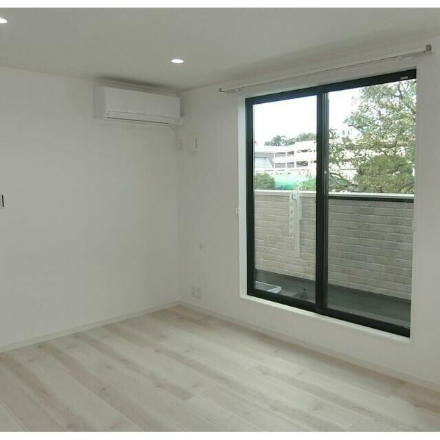 居室・リビング　白い木目調のフローリング♪